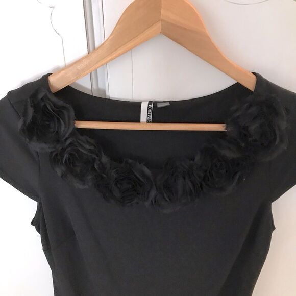 Cap Sleeve Black Jersey Dress with Rosette detail EUC Small - Picture 2 of 3